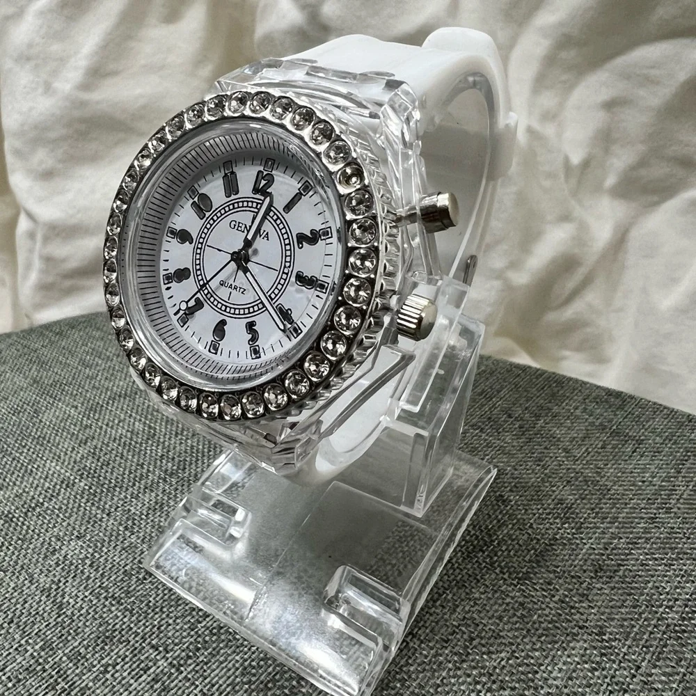 NWOT…GENEVA QUARTZ WATCH, WHITE BAND LED WATCH COLOR CHANGING. AMAZING ☑️